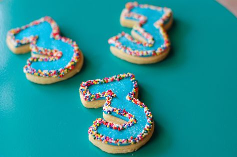 Love these sprinkle-outlined cookies...the blue frosting has disco dust for added sparkle Number 5 Cookies Decorated, Party Ideas Disco, Pig Cakes, Number Cookies, Sprinkles Party, Sprinkles Birthday Party, Cake Number, New Birthday Cake, Party Food Dessert