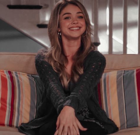 Hailey Dunphy, Haley Modern Family, Modern Family Haley, Haley Dunphy, Sarah Hyland, Hot Actors, Modern Family, These Girls, Miley Cyrus