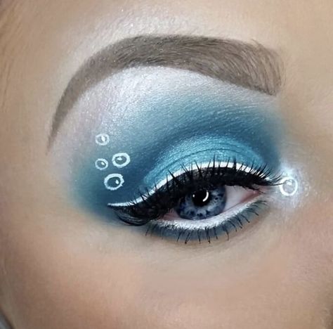 Cute Shark Makeup, Eye Makeup Mermaid, Simple Mermaid Eye Makeup, Water Themed Makeup Look, Mersister Makeup, Ocean Eyeshadow Look, Shark Halloween Makeup, Shark Eye Makeup, Water Theme Makeup