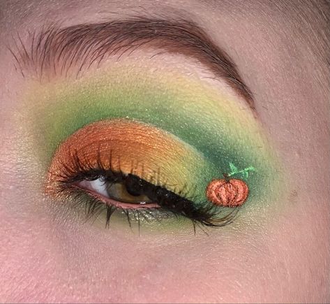 Pumpkin Patch Makeup, Pumpkin Eyeliner, Pumpkin Eye Makeup, Pumpkin Makeup Halloween, Spooky Season Makeup, Pumpkin Makeup Ideas, Make Up Looks Tutorials, Liner Halloween, Halloween Make Up Looks