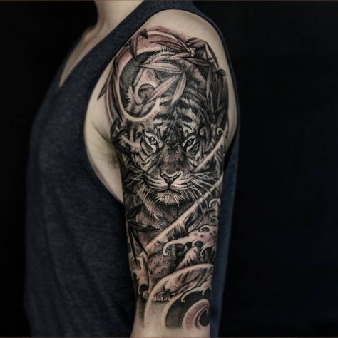 Tiger Half Sleeve done by Winson Tsai (ig: @wt_tattoo) at Chronic Ink Toronto. Tiger Half Sleeve Tattoo, Tiger Tattoo On Shoulder, Traditional Chicano Tattoos, Tattoo Half Sleeve, Rabe Tattoo, Gangster Tattoo, Koi Tattoo Sleeve, Half Sleeve Tattoo Stencils, Art Chicano