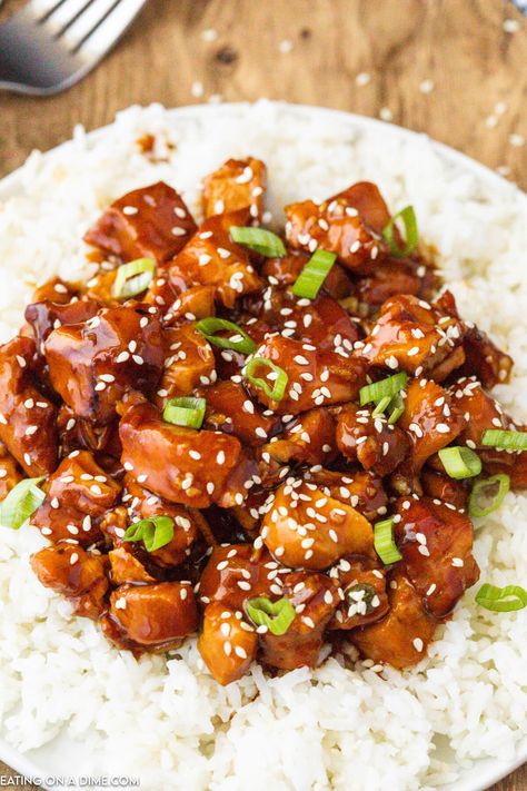 Enjoy delicious Crockpot orange chicken from the comfort of your home and save time and money.  The savory and sweet orange sauce is thick and delicious. Crockpot Orange Chicken, Orange Chicken Crock Pot, Chicken Breast Crockpot Recipes, Chicken Fajita Soup, Eating On A Dime, Crockpot Chicken Breast, Ranch Chicken Recipes, Orange Chicken Recipe, Chicken Eating