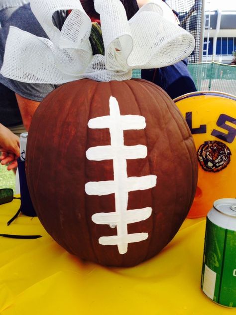 Lsu Tailgate, Football Centerpiece, Healthy Cookbooks, Football Centerpieces, Football Pumpkin, Tailgate Decorations, Layered Dip, Healthy Easy Recipes, Fall Favorites Recipes