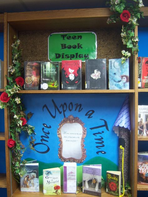 Fairytale Library Display - http://readwhatyouknow.tumblr.com/post/4810465324/my-fairy-tale-display-that-i-did-this-past-month Teen Library Displays, Unique Bulletin Board Ideas, School Library Book Displays, November Bulletin Boards, Bright Classroom, Thanksgiving Bulletin Boards, Hay Rides, School Library Displays, Teen Library