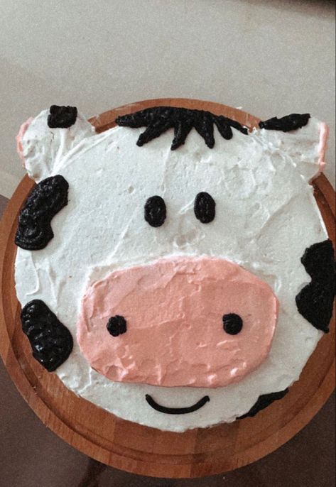 Funny Cake Decorating Ideas Hilarious, Funny Cake Decorating Ideas Easy, Cake Decorating Easy Simple, Cute Animal Cake Ideas, Easy Cute Birthday Cakes, Easy Fun Cake Decorating Ideas, Easy Cow Cake Ideas, Simple Cow Cake, Cow Cakes Birthday