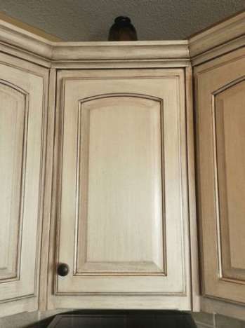 Glazed Kitchen Cabinets, Bathroom Brown, Cocina Shabby Chic, Casa Disney, Cream Cabinets, Kitchen Diy Makeover, Brown Cabinets, New Kitchen Cabinets, Kitchen Cabinets Makeover