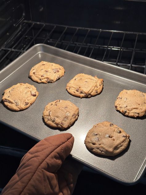 Baking Biscuits Aesthetic, Freshly Baked Cookies, Homemade Baking Aesthetic, Cookie Making Aesthetic, Cookie Asethic, Baking Pictures Aesthetic, Homemade Cookies Aesthetic, Cookie Baking Aesthetic, Making Cookies Aesthetic