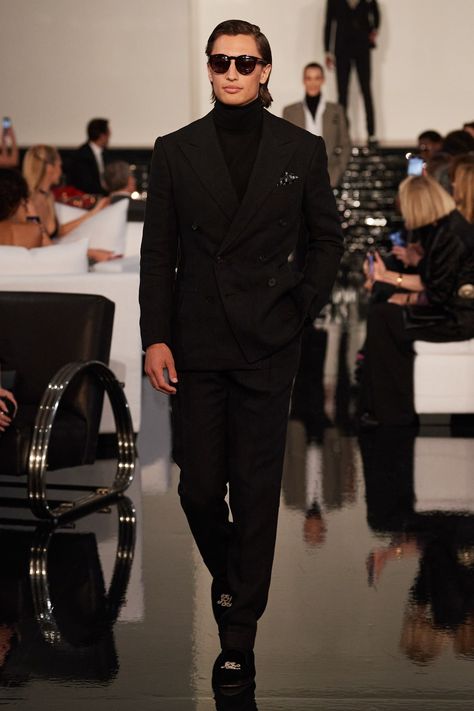 Ralph Lauren Fall Winter 2022-2023 fashion show in New York (March 22, 2022). Ralph Lauren Campaign, Tyson Beckford, Monogram Sweater, Ralph Lauren Suits, Ralph Lauren Fall, Herren Style, Ralph Lauren Menswear, Face The Music, Outfits Hombre