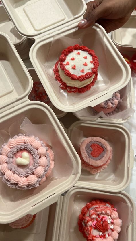 Diy Valentines Cake, Valentines Baking Aesthetic, Decorating Mini Cakes, Mini Valentines Cakes, Small Business Treats, Valentines Day Bakery Ideas, Mini Cakes Decorating, Valentine’s Day Mini Cakes, Valentines Cake Aesthetic