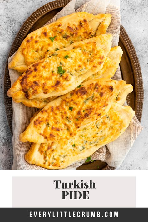 No knead, Turkish pide recipe with a vegan dough, and simple filling ideas. So easy! Just a few ingredients and you get Turkish style pizzas in no time. Video included! Vegan Dough, Healthy Chicken Sandwich Recipes, Pide Recipe, Turkish Pide, Crumb Recipe, Healthy Vegetable Recipes, Time Video, Chicken Sandwich Recipes, Dough Ingredients