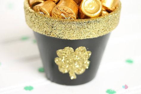 St. Patrick's Day is less than a week away. Are you ready? Have you got your green all picked out? I whipped up this cute DIY Pot of Gold to help celebrate the occasion! Diy Pot Of Gold, Sant Patrick, Fete Saint Patrick, St Patricks Crafts, Green Recipes, Holiday Side, St Patrick's Day Decorations, St Patrick's Day Crafts, Saint Patties