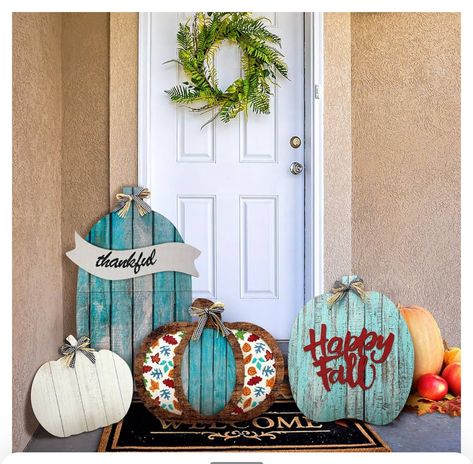 Front Door Garden, Fall Pallets, Fall Decorations For Home, Wood Porch, Welcome Home Signs, Door Garden, Porch Pumpkins, Pumpkin Sign, Pumpkin Fall Decor