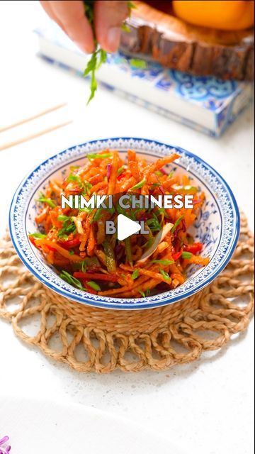 Aruna Vijay on Instagram: "Nimki Chinese bhel ( No Onion - No Garlic ) 

Here is the first recipe of my No Onion - No Garlic (jain) Rakshabandhan edit. Come Rakhi it’s time to head to mykaa or mum’s house and eat all the delicious food that she makes. But it’s also the Chaumasa or Chaturmas where Jains don’t consume any root vegetables. So keeping that in mind I have curated a few dishes, now pls don’t share any gyaan on what we can eat or can’t. Do what suits you, coz Jainism is all about LIVE & LET LIVE. 
And for the sauces I have used @smallbatch.co.in @whitelightfood @surabhisauces they have a great range of jain sauces & I personally loved all of them. So go right now and stock it up and prepare all the delicious recipes I will be sharing. 

Here is the recipe - 

Nimki Chinese bhel r Jain Starters, Chinese Bhel, Jain Recipes, Favorite Recipes Dinner, Root Vegetables, Meals For One, Food Cravings, Garlic, Appetizer Recipes