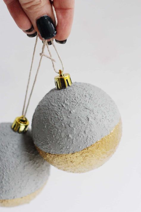 Create modern, unique concrete Christmas ornaments without the weight of actual cement! These DIY ornaments are so easy to make with dollar store ornaments, and look great on your tree. Concrete Ornaments, Concrete Christmas, Diy Christmas Ornaments Rustic, Christmas Ball Ornaments Diy, Picture Christmas Ornaments, Christmas Ornaments Diy Kids, Concrete Garden Ornaments, Cement Projects, Concrete Candle Holders