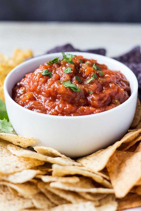 Easy Freezer Salsa | Yes, you can absolutely freeze salsa! This easy recipe combines ripe tomatoes, peppers, onions, spices and a few secret ingredients to make the BEST homemade salsa! Cook up a big batch, and then put in smaller containers to freeze for later use! #freezer #freezermeals #freezerfriendly #makeahead #easyrecipes #salsa #makeaheadmealmom Freezer Salsa Recipe, Freezer Salsa, Freeze Salsa, Instant Pot Salsa, Fresh Salsa Recipe, Tomato Dishes, Chicken Alfredo Recipes, How To Peel Tomatoes, Alfredo Recipe