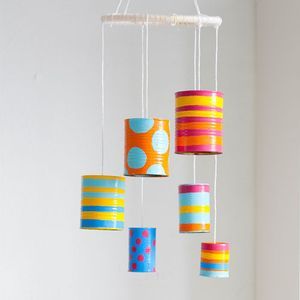 Use old cans and paint to create this charming wind chime. Carillons Diy, Mommo Design, Diy Lampe, Kid Friendly Crafts, Recycled Tin, Tin Can Crafts, Diy Wind Chimes, Living Modern, Recycled Art