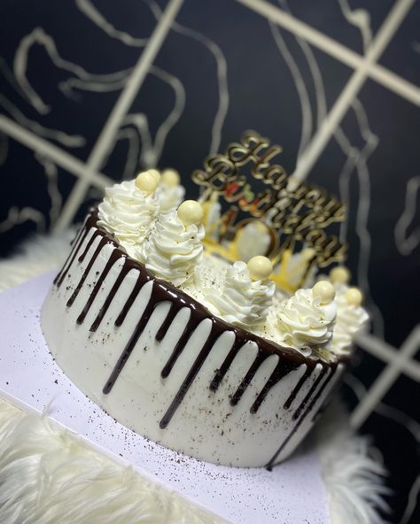 Repeated design Cake description:10inches two layers Frosting:Buttercream Flavor:vanilla To place order,kindly click the link in bio to send us a Dm on WhatsApp 10 Inch Cake Designs, Frosting Buttercream, 10 Inch Cake, Buttercream Cakes, Design Cake, Buttercream Cake, Cake Designs, 10 Inch, Click The Link