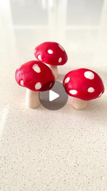 Fondant Mushrooms, How To Make Edible Mushrooms For Cakes, Mushroom Cake Decoration, Mushroom Fondant, Fondant Mushrooms Tutorial, Gumpaste Mushrooms, Diy Mushroom Cake Topper, Diy Edible Mushrooms For Cake, Mushroom Shaped Cake