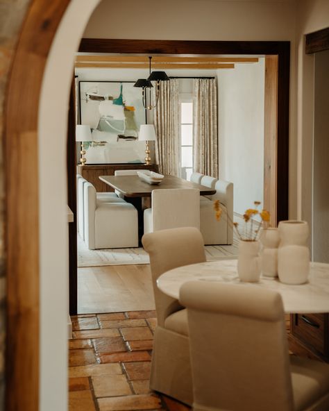 Kitchen eating nook at our Hacienda project 🤎 PS view to the dining room in frame 3 👀 California Dining Room, Kitchen Eating Nook, Eating Nook, 2024 Kitchen, Instagram Kitchen, Dining Room Style, Elegant Dining Room, Dining Nook, The Dining Room