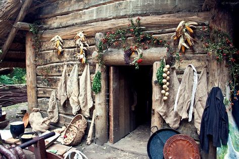 Slavic Cottage, Hunting Cabin Ideas, Interesting Locations, Slavic Aesthetic, Aesthetic Black And White, Shanty Town, Medieval Life, Home Aesthetic, Medieval Times