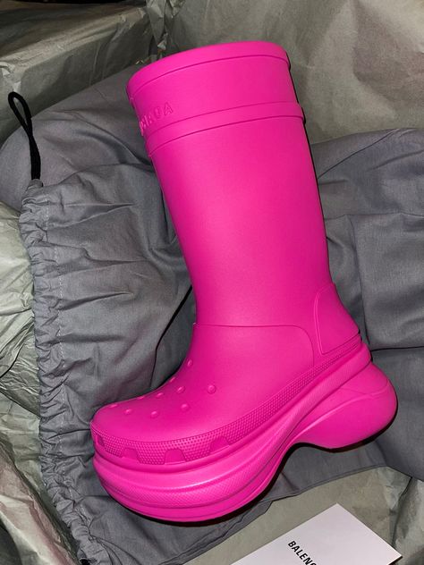 Pink Balenciaga Croc Boots, Balenciaga Croc Boots Outfit, Croc Boots Outfit, Balenciaga Croc Boots, Croc Boots, Boots Outfit Ideas, Pink Balenciaga, Chelsea Boots Men Outfit, Crocs Outfit