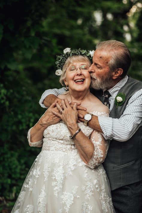 These Grandparents Posed for a 60th Anniversary Photo Shoot | PetaPixel Older Couple Wedding, Wedding Anniversary Pictures, Older Couple, Wedding Anniversary Photos, Heartwarming Photos, 60 Wedding Anniversary, Festival Bride, Anniversary Pictures, Anniversary Photoshoot