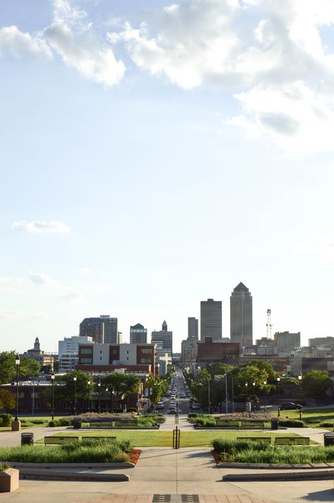 Summer Activities in Des Moines, Iowa | Pointed North Des Moines Iowa Aesthetic, Iowa Aesthetic, Lets Get Lost, Rooftop Bars, Sioux City, Des Moines Iowa, Rooftop Bar, Music Festivals, Sioux