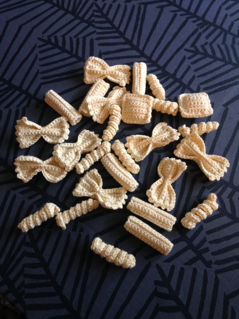 Hæklet pasta Hantverk Diy, Crochet Photo Props, Granny Square Crochet Patterns Free, Cute Sewing Projects, Crochet Design Pattern, Crochet Food, Beginner Crochet Projects, Crochet Kitchen, Felt Food