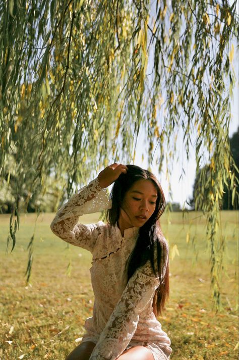 perfert viet girl so beautiful and bashful under weeping willow Weeping Willow Tree Photoshoot, Weeping Willow Senior Pictures, Weeping Willow Photoshoot, Willow Tree Photoshoot, Willow Photoshoot, Modern Ao Dai, Mother Daughter Pictures, Graduation Shoot, Photography Hacks