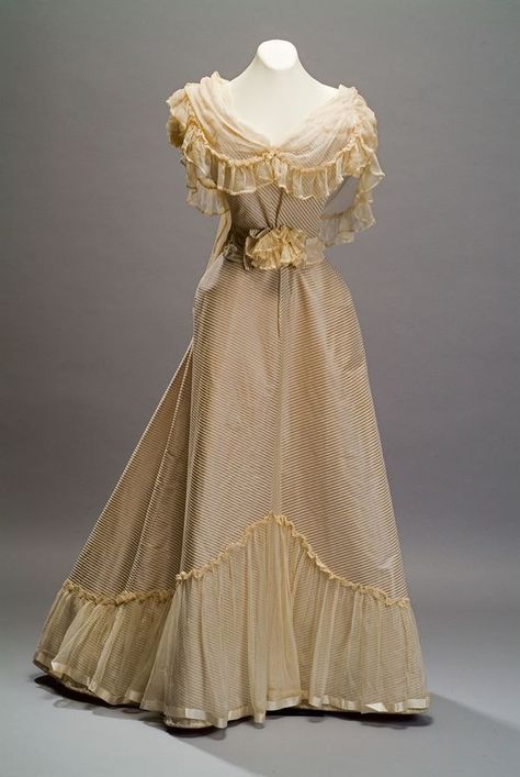 1890's evening dress Mexicana Fashion, Fashion Library, Fashion Overalls, Gaun Abad Pertengahan, Detail Couture, Boots 2020, 1890s Fashion, Fashion 1970s, 2000 Fashion