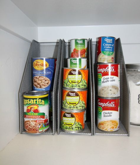 Diy Can Organizer, Organising Cupboards, Diy Pantry Organization, Small Pantry Organization, Pantry Food, Canned Food Storage, Diy Pantry, Small Pantry, Dollar Store Hacks