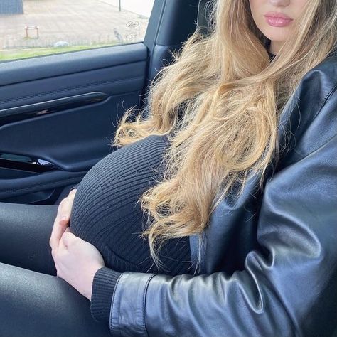 Pregnant With A Girl, Cute Pregnancy Pictures, Pregnancy Belly Photos, Blonde Aesthetic, Belly Photos, Teen Pregnancy, Pretty Pregnant, One Percent, Cute Maternity Outfits