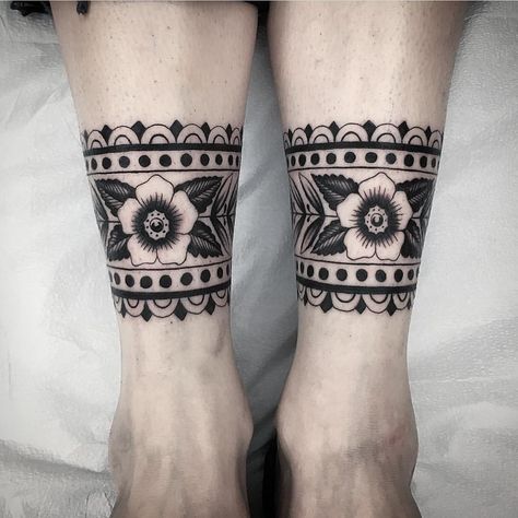 Traditional Tattoo Wrist, Ankle Cuff Tattoo, Ankle Band Tattoo, Black And White Tattoos, Tattoo Band, Cuff Tattoo, White Tattoos, Pretty Hand Tattoos, Traditional Tattoo Sleeve