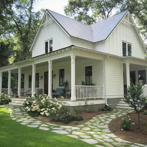 Southern Living Farmhouse Plans Veranda Design, Farmhouse Exterior Design, Farmhouse Landscaping, Farmhouse Front Porches, Farmhouse Remodel, Casas Coloniales, Small Farmhouse, Modern Farmhouse Design, Modern Farmhouse Exterior