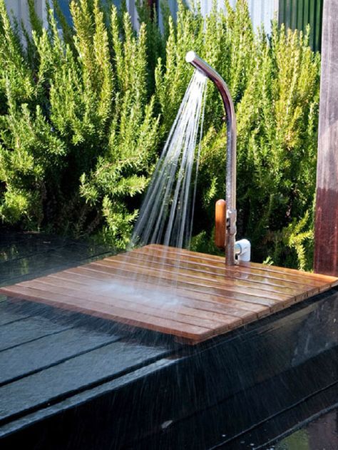 Small-Scale Solution - Simple Outdoor Showers on HGTV - make lg scale for shower Exterior Design Backyard, Outdoor Shower Enclosure, Outdoor Showers, Dog Toilet, Garden Shower, Outdoor Shower, Backyard Pool, Porch Swing, Backyard Patio