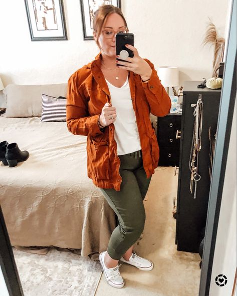 Orange Joggers Outfit, Utility Jacket Outfit Fall, Orange Jacket Outfit, Joggers Outfit Fall, Anorak Jacket Outfit, Utility Jacket Outfit, Women Converse, Womens Anorak Jacket, Winter Jacket Outfits