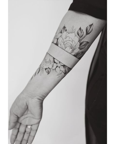 Little floral band thingy whatever you wanna call it ‍♀️ Wrist Band Tattoo, Tattoo Band, Forearm Flower Tattoo, Wanna Call, Forearm Band Tattoos, Flower Wrist Tattoos, Tattoo Zeichnungen, Forearm Sleeve Tattoos, Floral Tattoo Sleeve