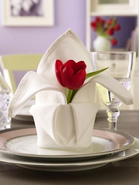 Cute napkin folding idea. Diy Napkin Folding, Beautiful Napkin Folding, Napkin Ideas, Napkin Folding Tutorial, Napkin Folding Ideas, Fancy Napkin Folding, Cloth Napkin Folding, Breakfast Table Setting, Inspiration Deco