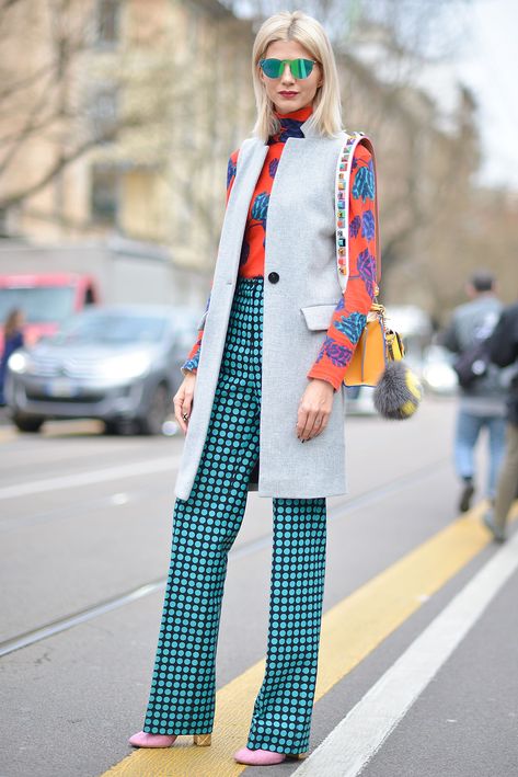 Cool look.  I love the polka dot pants. Pattern Mixing Outfits Street Style, Bold Chic Fashion, Colorful Chic Outfit, Colorful Edgy Outfits, Layer Clothes Outfits, Print Outfits For Women, Creative Style Outfits, Creative Fashion Style, Milan Fashion Week Street Style