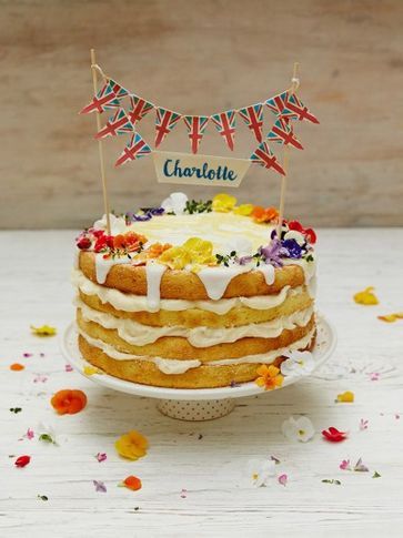 Royal Charlotte lemon drizzle cake Birthday Cake Recipes, Sponge Cake Filling, Princesa Charlotte, Lemon Drizzle Cake, Drizzle Cake, Lemon Drizzle, Vanilla Icing, Cake Mixture, Dessert Dips