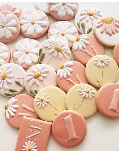 Flower Sugar Cookies, First Birthday Cookies, Daisy Baby Shower, Cookies Decoradas, Daisy Cakes, Daisy Party, 1st Birthday Cakes, 1st Birthday Party Themes, Sugar Cookie Designs