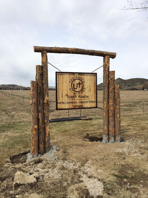 Ranch Signs Entrance, Farm Signs Entrance, Ranch Entrance Ideas, Ranch Entrance, Driveway Sign, Business Signs Outdoor, Farm Entrance, Ranch Gates, Ranch Ideas