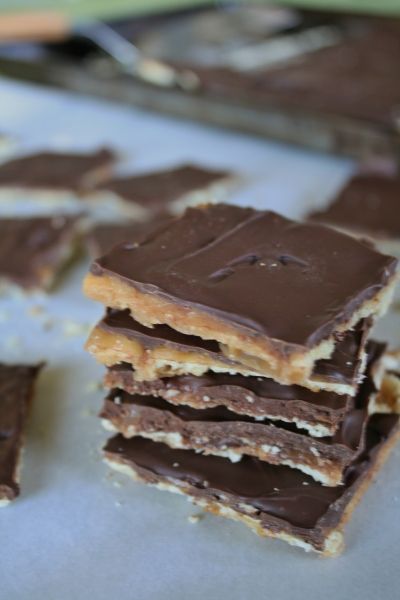 Soda Cracker Bars | Plenty Sweet Life Cookie Bark, Dessert Person, Red Velvet Crinkle Cookies, Brand Chocolate, Gifts From The Kitchen, Candy Corner, Saltine Toffee, Soda Crackers, Cracker Toffee