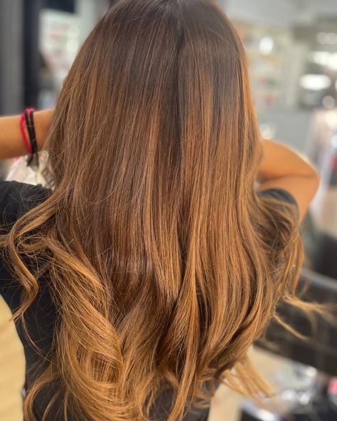 Sí, el balayage también es la coloración ideal para todas las castañas y morenas, que suponen el 78% de las cabecitas de este país según un estudio de L’Oréal. Después de que el balayage rubio se haya convertido en la reina de las técnicas de coloración debido a su alta demanda, el balayage para pelo oscuro ha llegado para quedarse. Combina tonos rubios, caramelo, chocolate, castaño claro, café y caoba para lograr iluminar una melena oscura. Rafael Corral Daniel Rivera Starclub Lorealpro Rafael Balayage, Hair Color, Long Hair Styles, Hair Styles, Hair, Beauty, Color