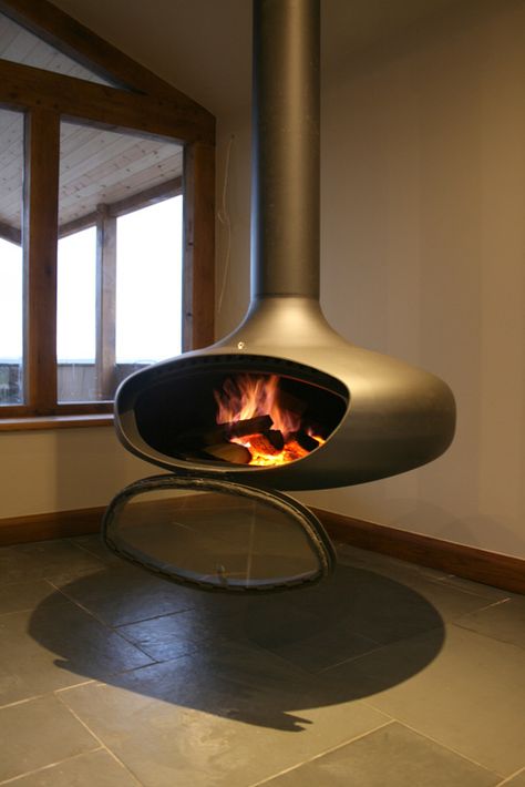 Suspended fire hanging stove Best Wood Burning Stove, Wood Burner Fireplace, Wood Burning Stoves Living Room, Log Burner Fireplace, Modern Wood Burning Stoves, Contemporary Fireplace Designs, Suspended Fireplace, Wood Burners, Hanging Fireplace