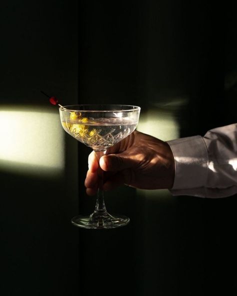 Before being immortalised as James Bond's 'shaken not stirred' drink of choice, the Vodka Martini withstood the Prohibition under its former name 'The Marguerite'. Trace its rise to fame and check out three easy-to-make recipes in our full feature on this all-time classic. ⁠ #NOBLEANDSTYLE #VODKAMARTINI #COCKTAILS Martini Recipes Classic, Limoncello Martini, The Perfect Martini, Dirty Martini Recipe, Martini Recipes Vodka, Perfect Martini, Famous Drinks, Martinis Drinks, Dry Martini