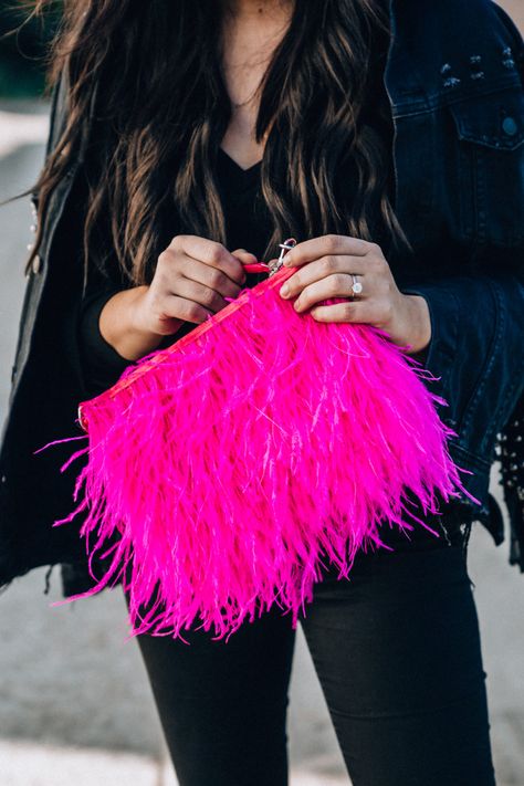 DIY Pink Christian Louboutin Ostrich Feather Bag #DIY #PURSE #FEATHERBAG Feather Top Outfit, Creative Handbags, Feather Purse, Feather Outfit, Funky Purses, Pink Christian, Diy Feather, Hot Pink Fashion, Feather Fashion