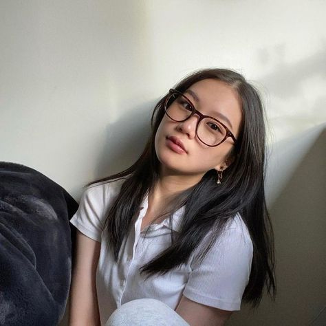 Maxine Liu, Asian Glasses, Cast Au, Glasses For Oval Faces, Glasses Inspiration, Selfie Inspo, Cute Glasses, Foto Poses, Story Characters