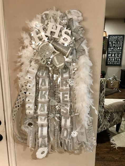 Extra large Senior silver and white mega mum with round bulb blinking lights Team Spirit Crafts, Diy Mums, Homecoming Mums Senior, Homecoming Spirit Week, Texas Homecoming Mums, Homecoming Garter, Homecoming Spirit, White Mums, Diy Bouquet Wrap