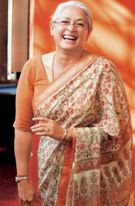 Nafisa Ali Nafisa Ali, Bollywood Sarees, Arabian Art, Social Activist, Embrace It, Indian Fabric, Old Woman, Celebrity Beauty, Old Age